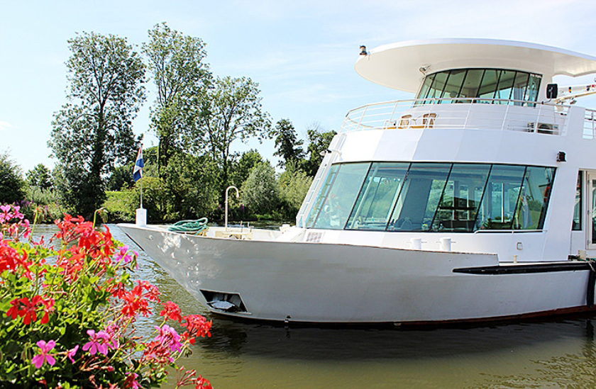 Partyschip-Rondvaartboot-Parel-Partyservice-Nederland-kop-bloemen.bewerkt.jpg